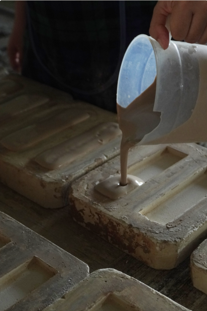 Nghệ nhân xử lý bề mặt gốm thủ công